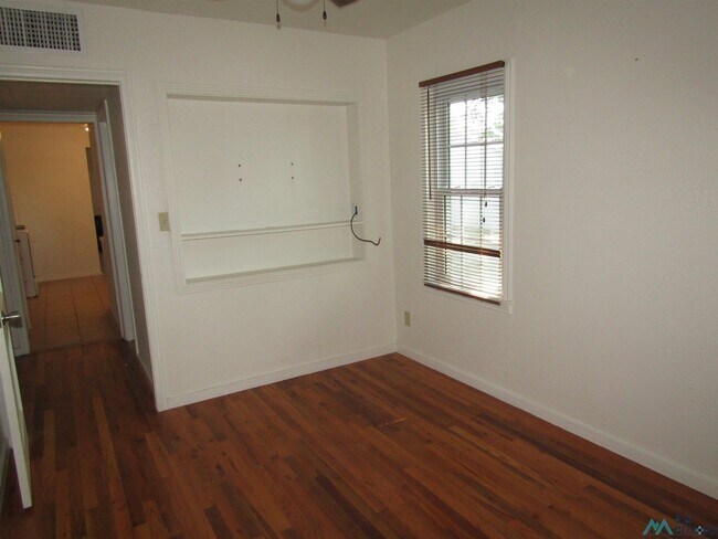 Building Photo - 917 S 6th St