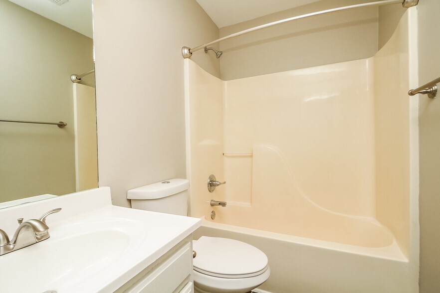 Building Photo - 2817 Sutherland Dr