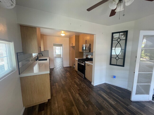 Building Photo - Beautiful 2 Bedroom Home with Large Yard