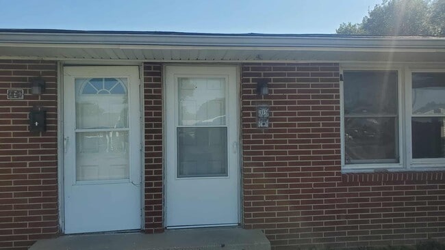 Building Photo - 889 S Cherry St