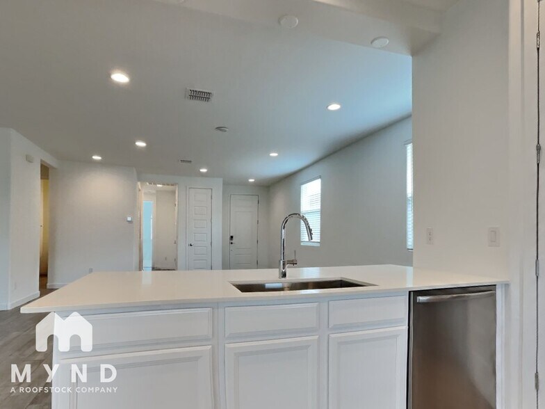 Building Photo - 9513 W Turney Ave