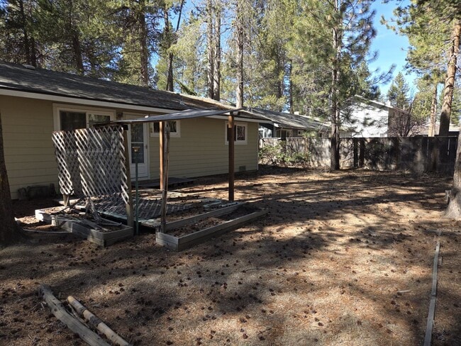 Building Photo - unfurnished two bedroom house
