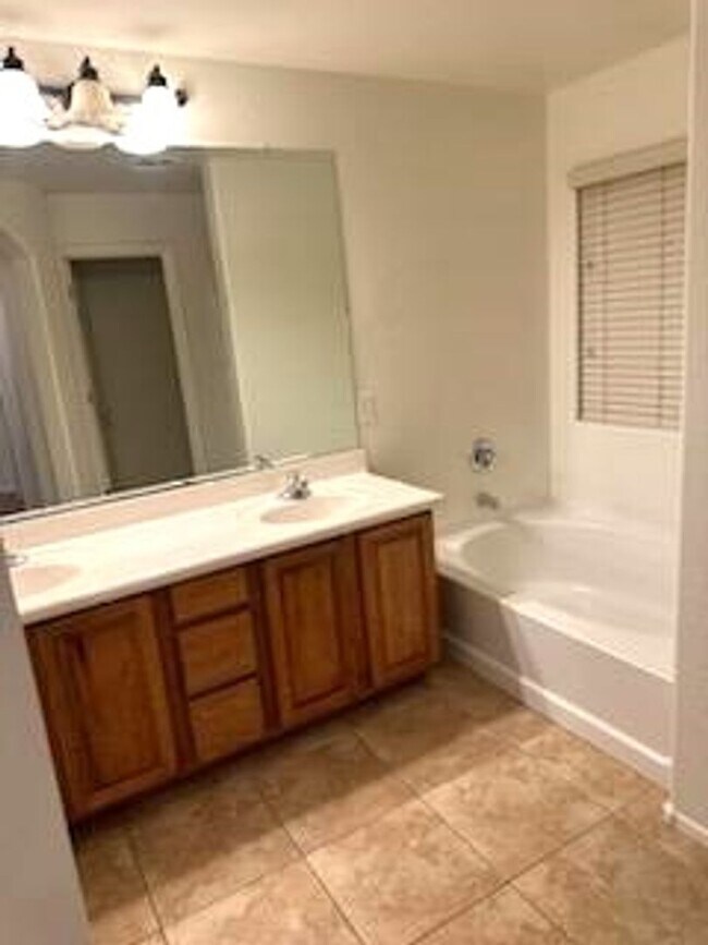 Building Photo - Great 4 bed 2.5 home near community pool!