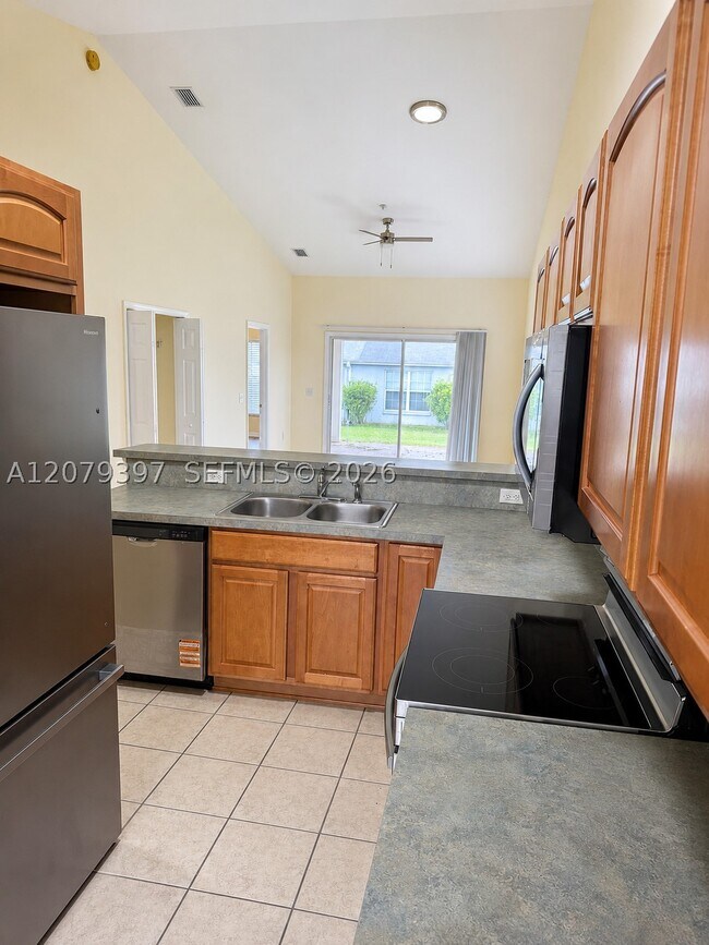 Building Photo - 10409 SW 85th Ct
