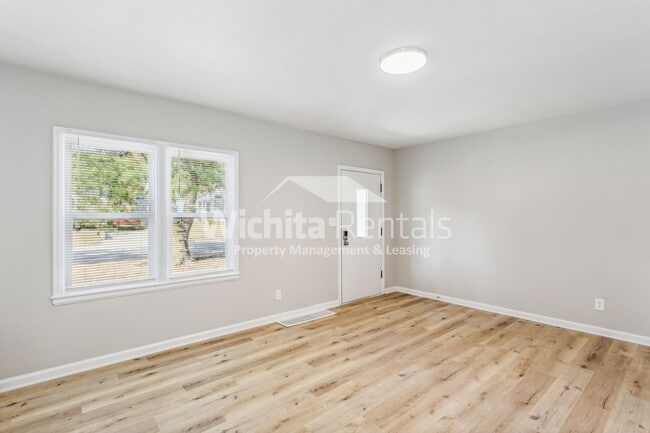 Building Photo - 648 N Glendale St