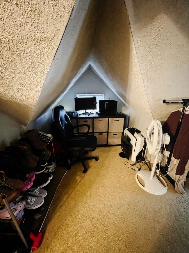 Building Photo - PRELEASING for AUGUST! Close to Campus