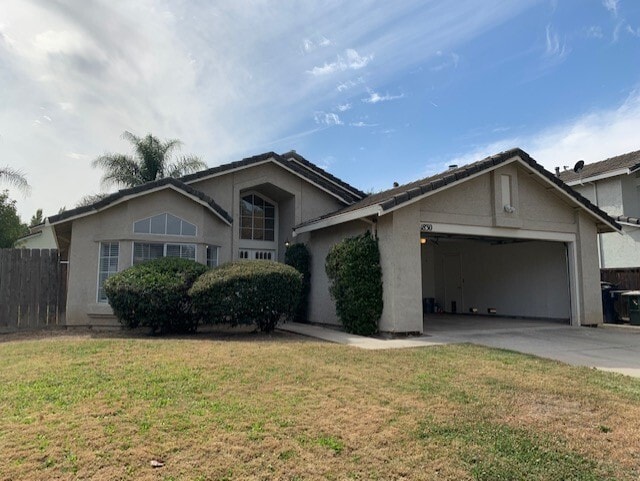 Building Photo - Spacious 3 Bedroom / 2 Bath Home with a Bo...