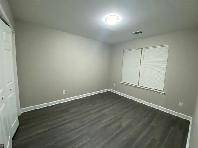 Building Photo - 130 River Pointe Ct SW