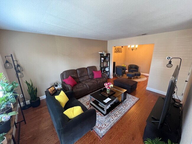 Building Photo - Stunning Pleasanton Vintage Terrace Townhouse! 2 bedrooms and 1.5 bathrooms! Sharp upgrades throu...