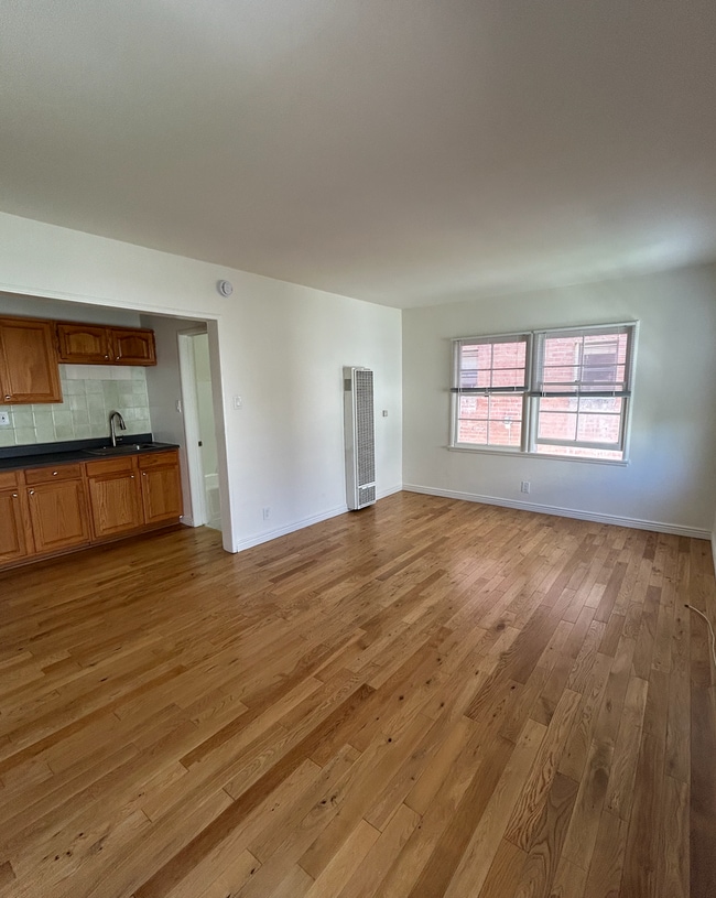 Building Photo - Charming studio in prime Los Angeles locat...