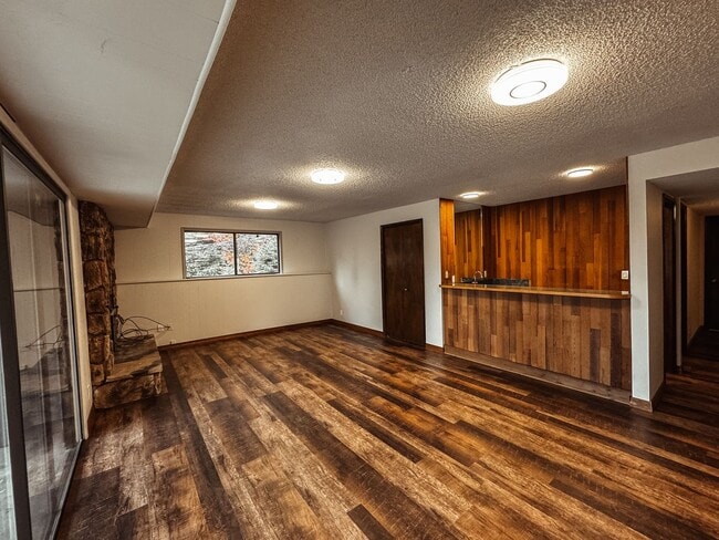 Building Photo - Elaborate 4 Bedroom 3 Bathroom Retreat in ...
