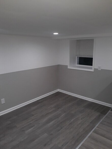 Living room area - 1325 E Mt Pleasant Ave