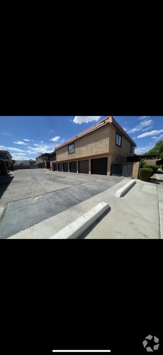 Building Photo - Upstairs 2BD/1.5BA Condo with Washer/Dryer...