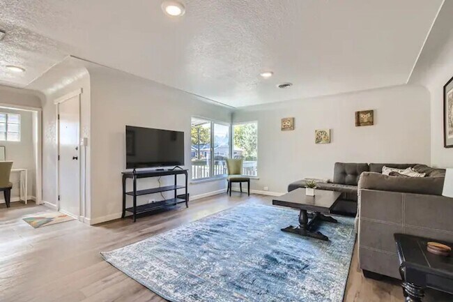 Building Photo - $0 DEPOSIT OPTION. STUNNING 3BED/2BATH DUPLEX IN BERKELEY NEIGHBORHOOD