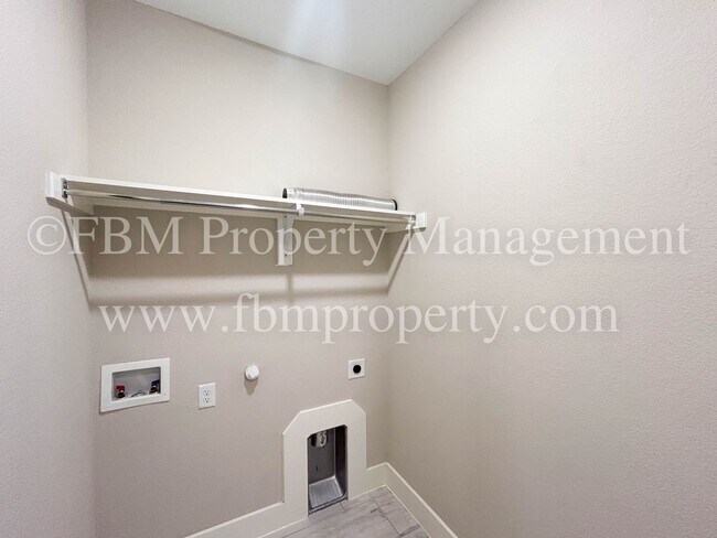 Building Photo - 335 Country Meadows Blvd