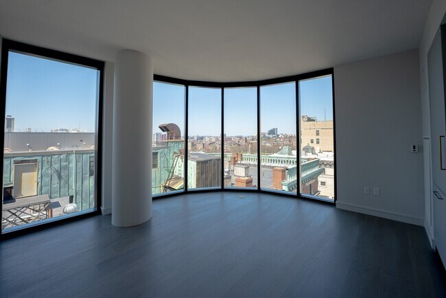 Building Photo - 55 Lagrange St