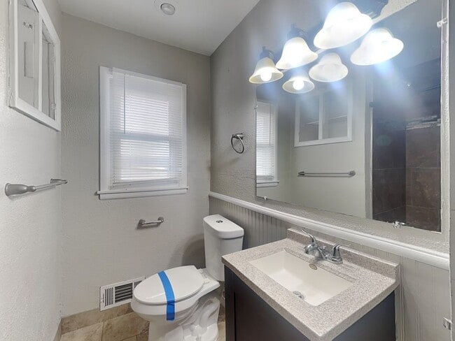 Building Photo - Updated 3 Bed Home with Granite Kitchen, Fenced Yard & Garage