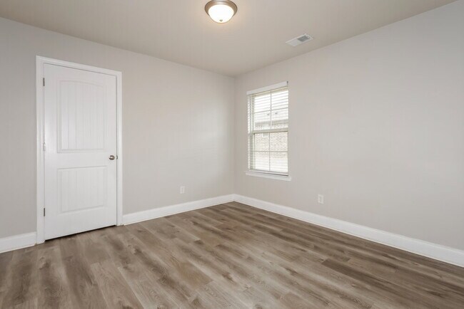 Building Photo - 4792 Arrowhead Ln