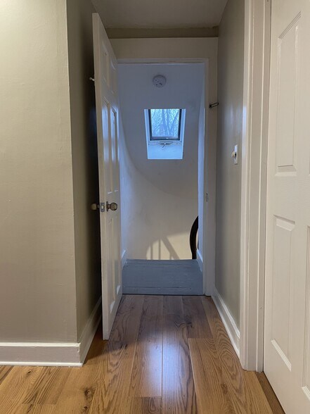 Building Photo - 24 Crown St