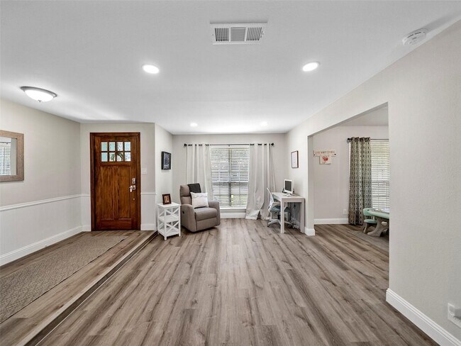 Building Photo - 709 Thoreau Ln