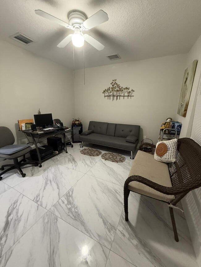 Building Photo - 1082 SW Bellevue Ave