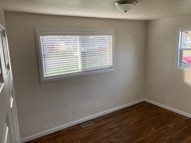 Building Photo - Beautifully updated 2 bedroom, 1 bath hous...