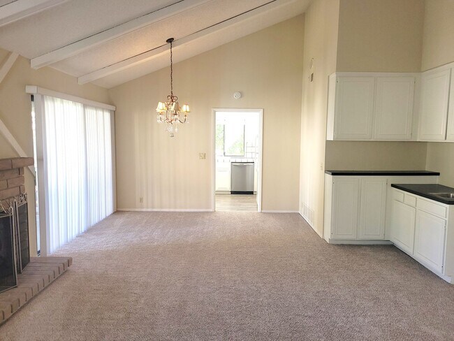 Building Photo - Saratoga 2 Bedroom Upstairs Unit in Great Complex!
