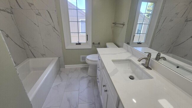 Building Photo - 2112 Quincy Ct