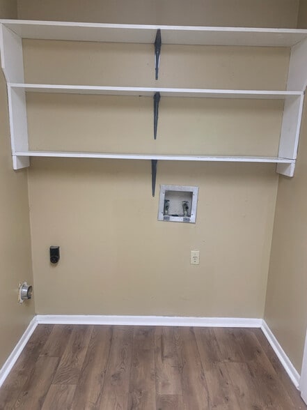 Building Photo - 16912 Dahlgren Ave