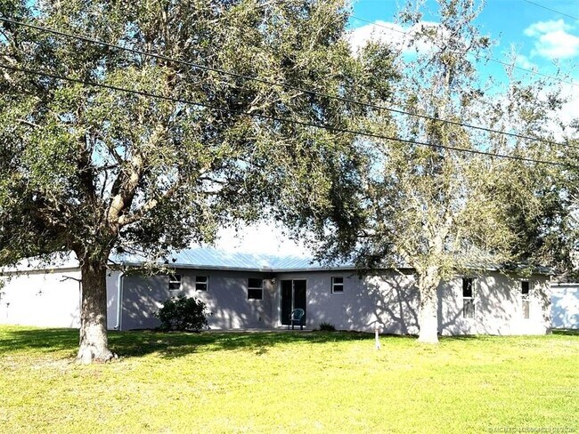 Building Photo - 1450 SW Paar Dr