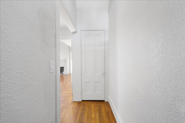 Building Photo - 1517 Willow St - 2 Bedroom | 1 Bath | Duplex