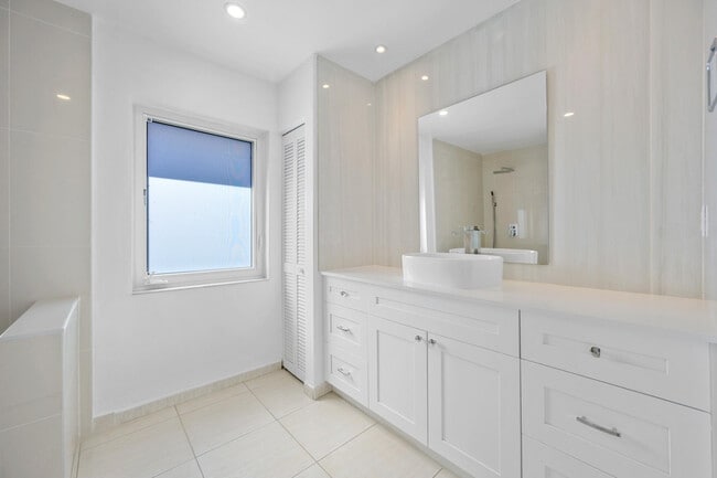 Building Photo - 9515 SW 118th Ct