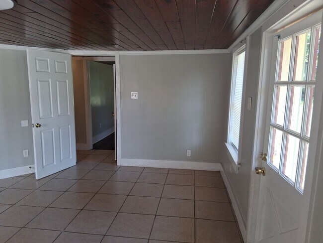 Building Photo - 2bedroom 1bath duplex