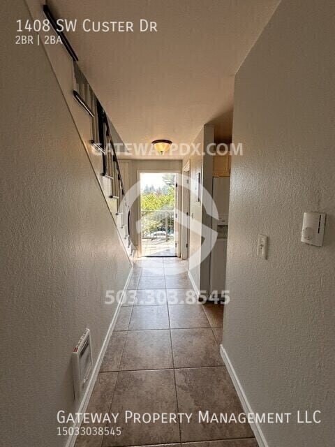 Building Photo - 1408 SW Custer Dr