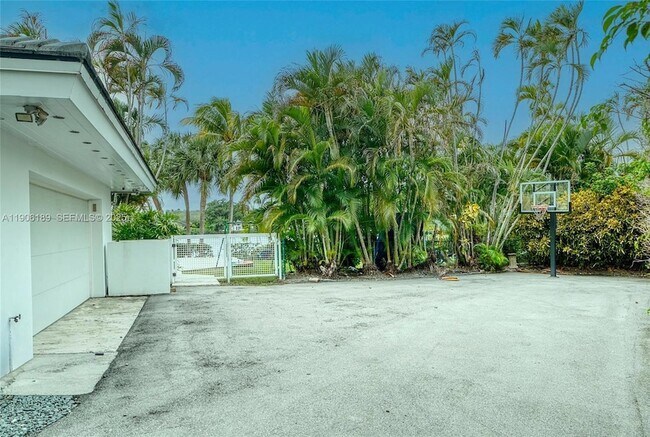 Building Photo - 415 Rovino Ave