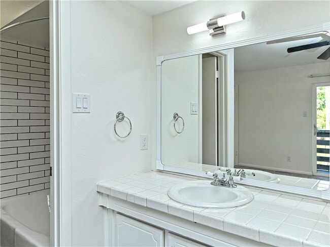 Building Photo - 6911 Thorncliffe Dr