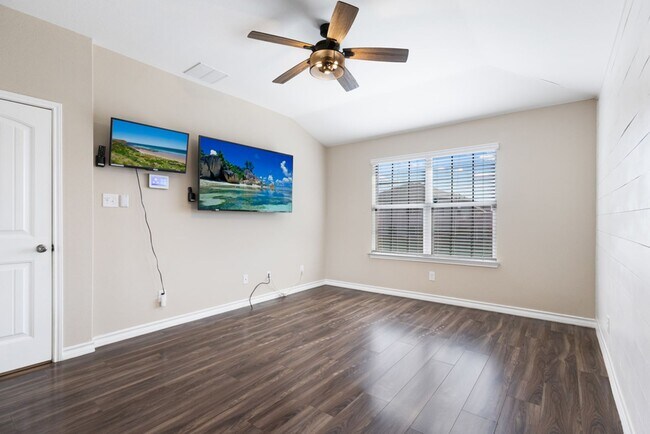 Building Photo - Well-Maintained 3-Bedroom Home – Ideal for Students & Professionals!