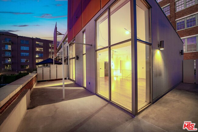 Building Photo - 1850 Industrial St