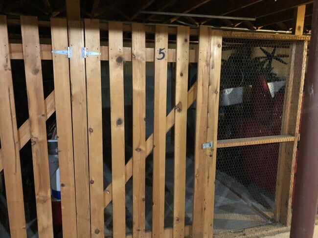 Building Photo - Spacious 1 bedroom plus den.