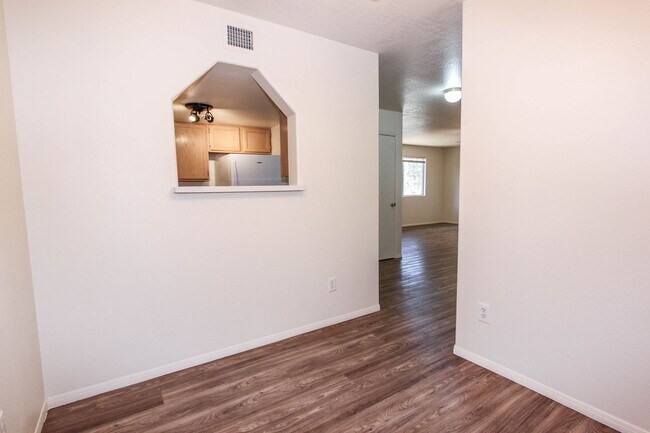 Building Photo - 2 Bedroom Duplex with Fenced Yard