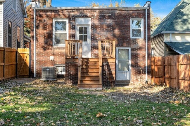 Building Photo - 6752 W Park Ave