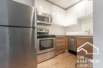 Building Photo - 925 W Carmen Ave