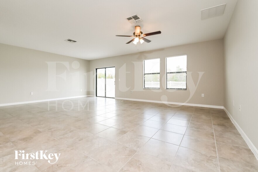 Building Photo - 14827 Crescent Rock Dr