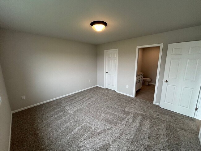 Building Photo - Stunning 3 Bed, 2 Bath New Build – 1,800 S...