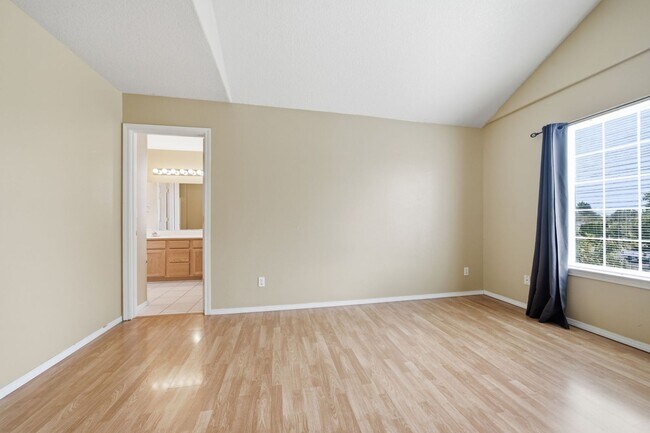 Building Photo - 1499 NE Birkshire Ct