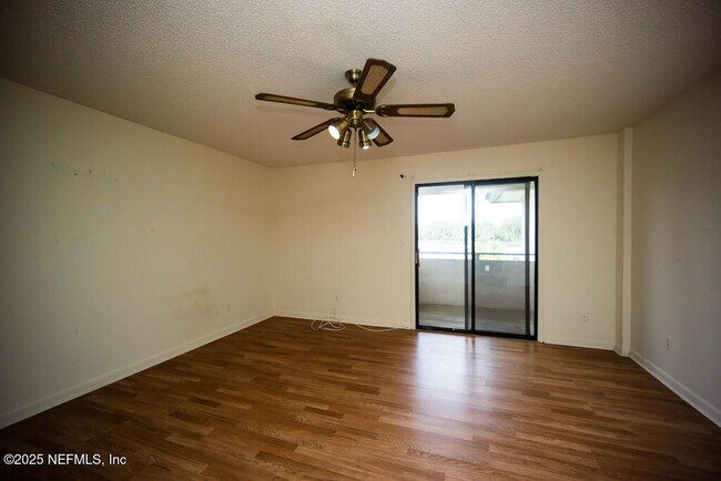 Building Photo - 1307 River Hills Cir E