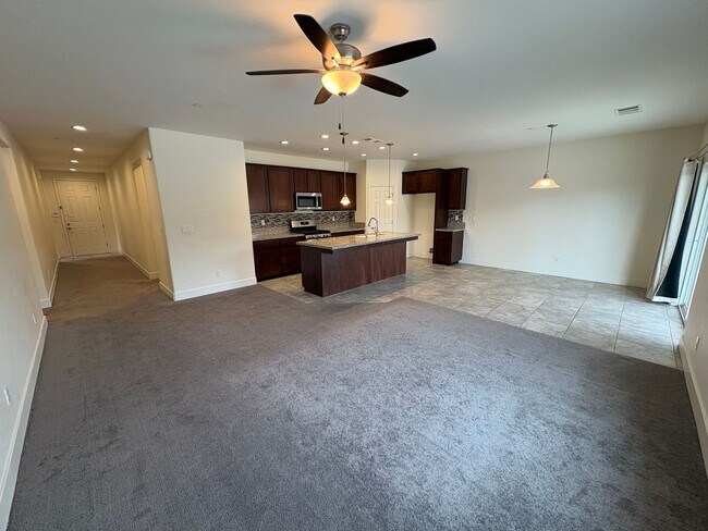 Building Photo - SE Visalia home Rent Ready!