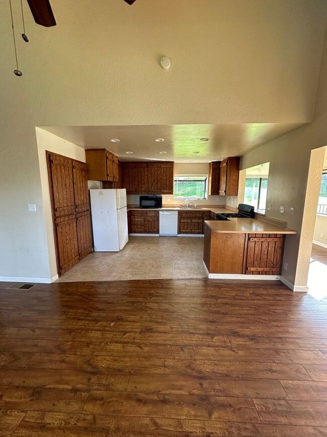 Building Photo - Beautiful home with lots of Land in Grass ...