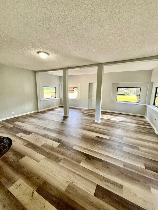 Building Photo - HUGE Dade City 3BR/1BA/1 Car Garage Home w/Tons of Living Area! NO APPLICATION FEE!