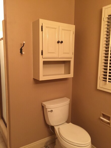 Building Photo - 2000 Karen St